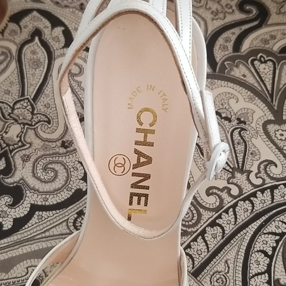 CHANEL elegant slingback